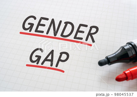 GENDER GAPと書かれたノートとマーカー 98045537