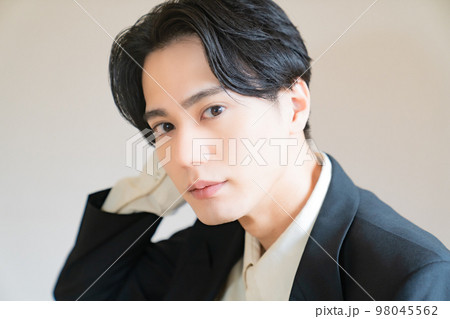 韓国ファッションの男性のポートレート　若い　かっこいい　アイドル　韓国人　Z世代　美容イメージ　 98045562