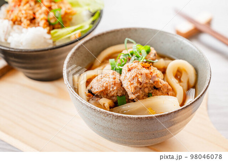 肉団子と白菜のうどん 98046078