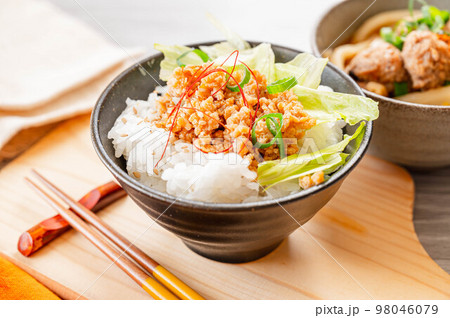 鶏そぼろ丼と鶏団子のうどん 98046079