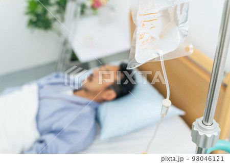 点滴する入院患者 98046121