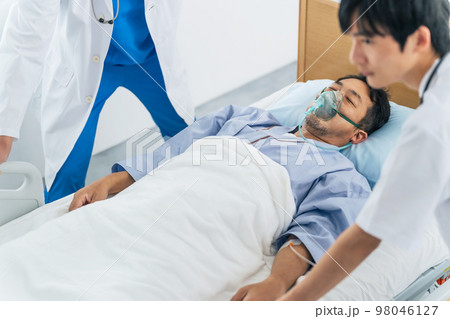 救急搬送される患者　緊急救命士　重病患者 98046127