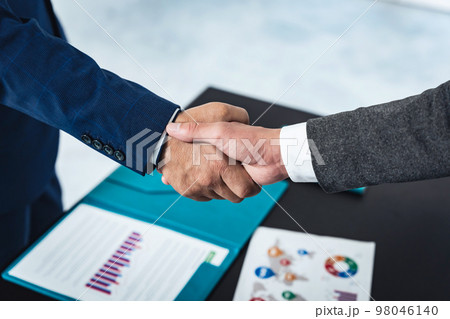 握手するビジネスマン 98046140
