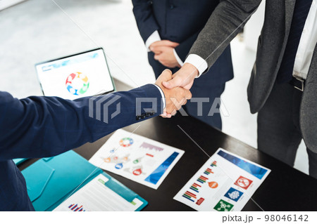 握手するビジネスマン 98046142