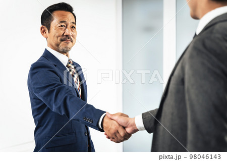 握手するビジネスマン 98046143