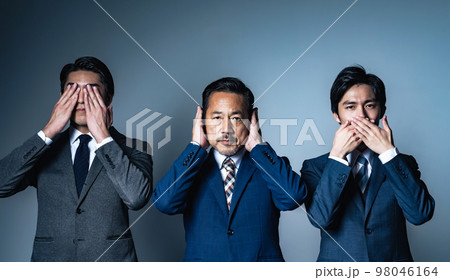 目・耳・口をふさぐビジネスマン 見ざる聞かざる言わざる 目・耳・口をふさぐビジネスマン 見ざる聞かざる言わざる 98046164