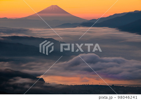 【長野県・諏訪】富士山と諏訪湖の見える高ポッチ高原 【長野県・諏訪】富士山と諏訪湖の見える高ポッチ高原 98046241