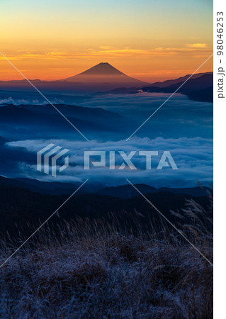 【長野県･諏訪】富士山と諏訪湖の見える高ポッチ高原　 98046253