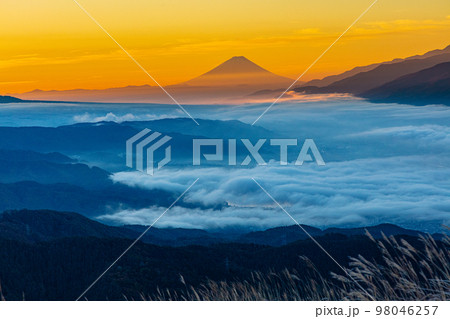 【長野県･諏訪】富士山と諏訪湖の見える高ポッチ高原　 98046257