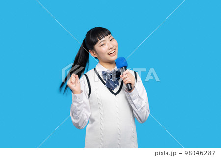 マイクを持って歌う女子学生　カラオケ 98046287