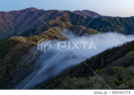 三ノ塔から見る表尾根を越える滝雲と塔ノ岳への山並み 三ノ塔から見る表尾根を越える滝雲と塔ノ岳への山並み 98046379