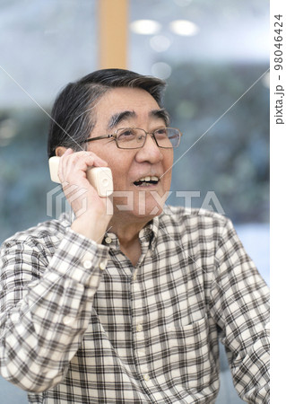 電話をするシニア男性 98046424