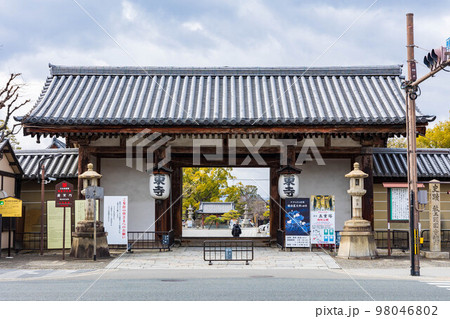 古都京都　世界遺産　東寺　慶賀門 98046802