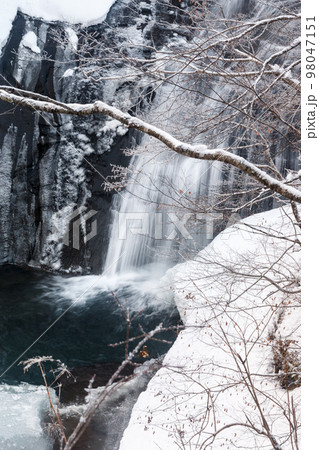 北海道恵庭市、冬の白扇の滝（恵庭渓谷）【12月】 98047151