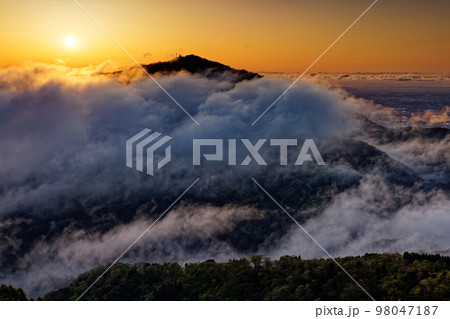 丹沢表尾根・三ノ塔から見る朝日と大山 98047187