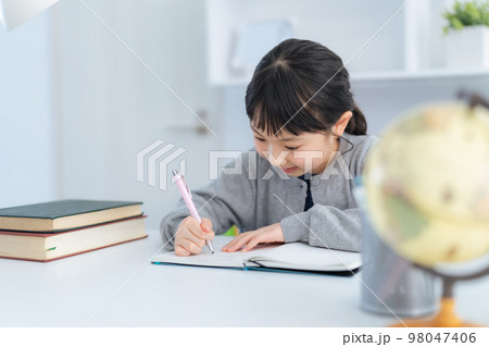 勉強する女の子 98047406