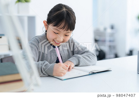 勉強する女の子 98047407