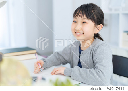 勉強する女の子 98047411