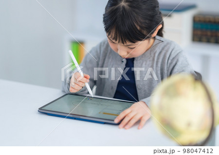 タブレットで勉強する女の子 タブレットで勉強する女の子 98047412
