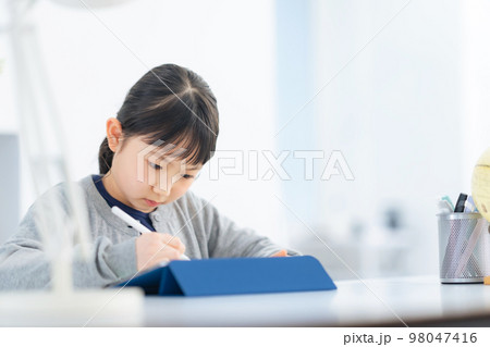 タブレットで勉強する女の子 タブレットで勉強する女の子 98047416