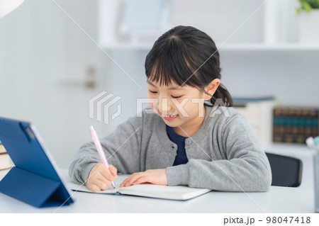 タブレットで勉強する女の子　オンライン授業 98047418