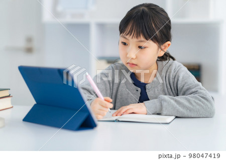 タブレットで勉強する女の子　オンライン授業 98047419