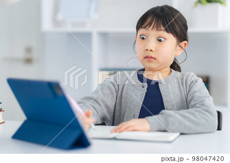 タブレットを見て驚く女の子 オンライン授業 タブレットを見て驚く女の子 オンライン授業 98047420