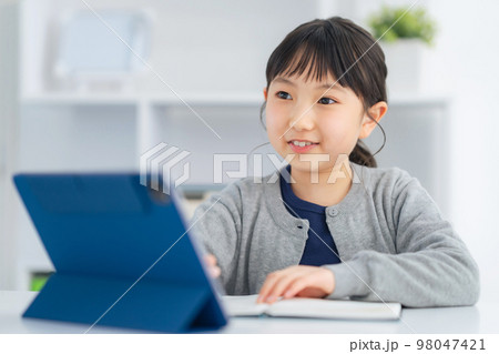 タブレットで勉強する女の子　オンライン授業 98047421