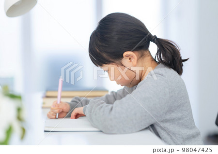 勉強する女の子 98047425