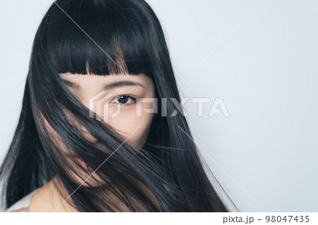 ロングヘアの女性 ヘアケアイメージ ロングヘアの女性 ヘアケアイメージ 98047435