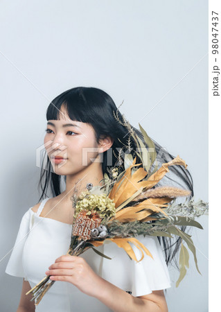 ドレスを着た女性 美容イメージ ドレスを着た女性 美容イメージ 98047437