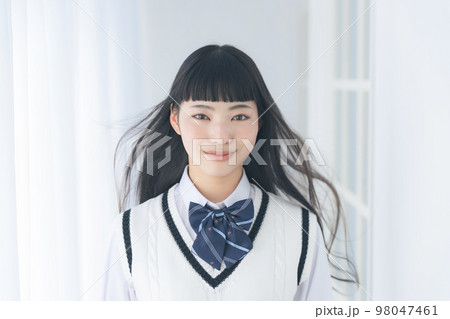 風を受ける女子学生 受験生 大学受験 学習塾 風を受ける女子学生 受験生 大学受験 学習塾 98047461