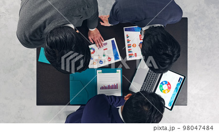 オフィスで会議するビジネスマンのグループ　真俯瞰 98047484