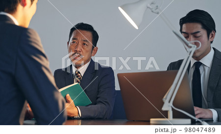 取り調べする刑事と容疑者 98047489