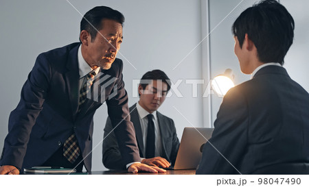 取り調べする刑事と容疑者 刑事ドラマ 自白強要 冤罪 取り調べする刑事と容疑者 刑事ドラマ 自白強要 冤罪 98047490