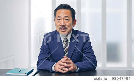 カメラ目線で話すビジネスマン　ビデオ通話　インタビュー 98047494