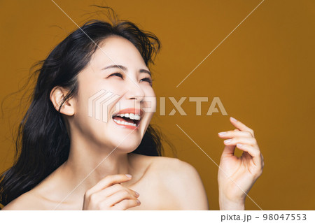 女性の美容イメージ　スキンケア　コスメ 98047553