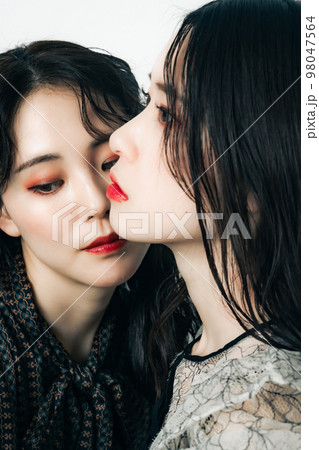 女性二人のファッションポートレート 女性二人のファッションポートレート 98047564