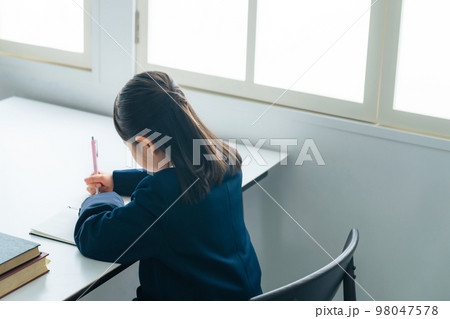 教室で勉強する女の子 教室で勉強する女の子 98047578