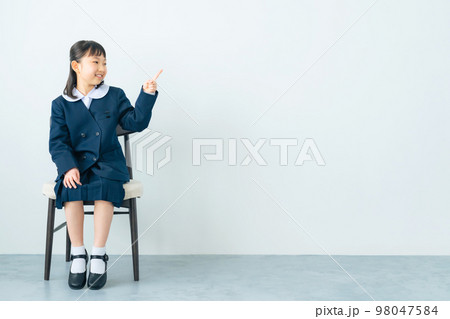 案内する制服を着た女の子 案内する制服を着た女の子 98047584
