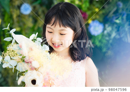 ドレスを着た女の子 写真館 七五三 ハーフ成人式 ドレスを着た女の子 写真館 七五三 ハーフ成人式 98047596