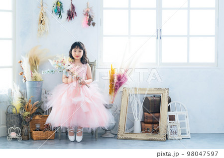 ドレスを着た女の子　写真館　七五三　ハーフ成人式 98047597