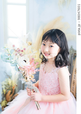 ドレスを着た女の子 写真館 七五三 ハーフ成人式 ドレスを着た女の子 写真館 七五三 ハーフ成人式 98047601