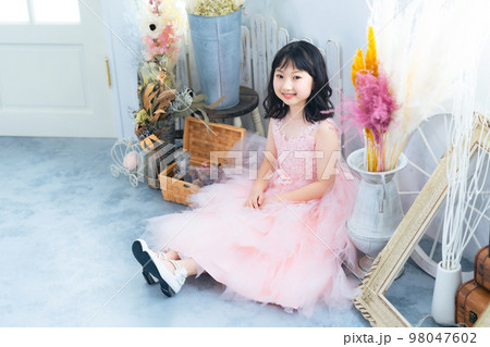 ドレスを着た女の子　写真館　七五三　ハーフ成人式 98047602