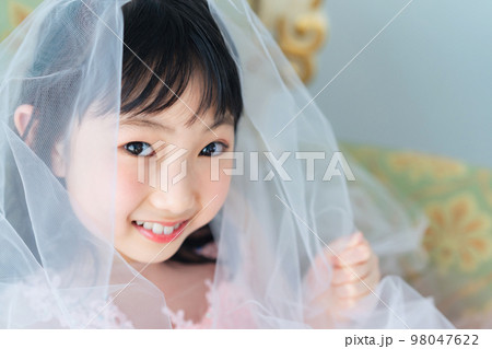 ドレスを着た女の子 写真館 七五三 ハーフ成人式 ドレスを着た女の子 写真館 七五三 ハーフ成人式 98047622