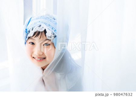 ドレスを着た女の子　写真館　七五三　ハーフ成人式 98047632