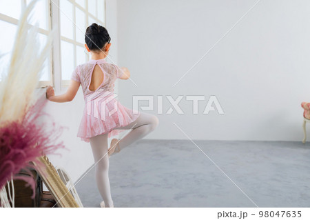 バレリーナの女の子　バレエスタジオ 98047635