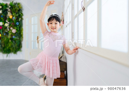 バレリーナの女の子　バレエスタジオ 98047636