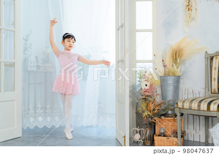 バレリーナの女の子　バレエスタジオ 98047637