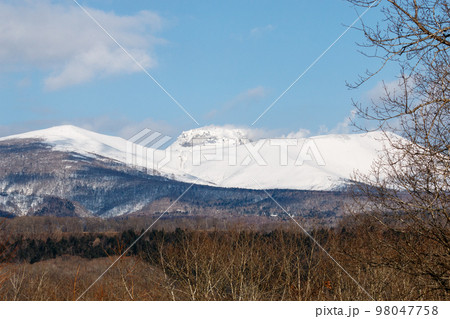北海道苫小牧市、雪に覆われた冬の樽前山【12月】 北海道苫小牧市、雪に覆われた冬の樽前山【12月】 98047758